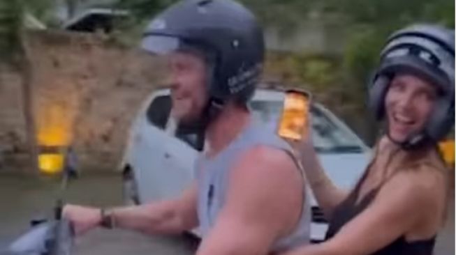 Chris Hemsworth "Thor" Spill Liburan ke Bali, Taat Pakai Helm saat Motoran