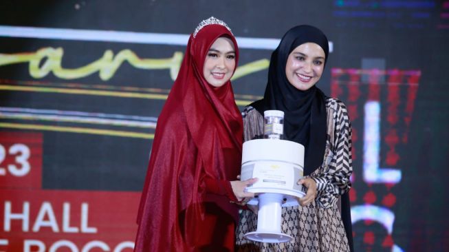 Dokter Shindy Kurnia Putri dan Shireen Sungkar [siaran pers]