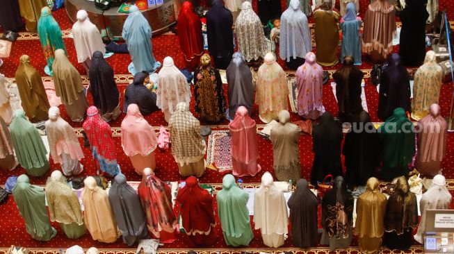 Umat Islam melaksanakan ibadah shalat Tarawih di Masjid Istiqlal, Jakarta Pusat, Rabu (22/3/2023). [Suara.com/Alfian Winanto]