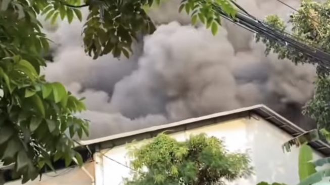 Jelang Puasa, Terjadi Kebakaran Hebat Gudang Penyimpanan Dagangan Online di Kota Tangerang