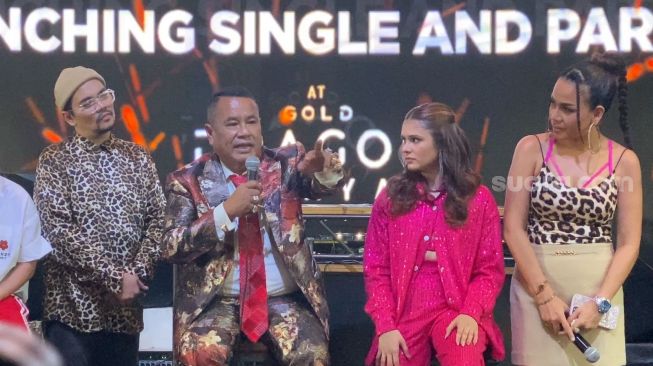 Kisah sukses Hotman Paris dijadikan lagu berjudul "Hotman Paris" dan dinyanyikan Jessica Bennet. Hadir pula Indra Bekti dan Melaney Ricardo selaku host dalam acara rilis lagu "Hotman Paris" di kawasan Senayan, Jakarta Pusat, Jumat (17/3/2023). [Adiyoga Priyambodo/Suara.com]