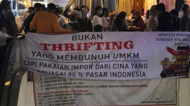 Protes pedagang Pasar Senen terhadap larangan pemerintah yang melarang impor pakaian bekas, Rabu (22/3/2023). (Suara.com/Dea)