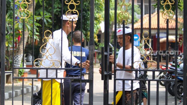 Suasana saat perayaan Hari Raya Nyepi Tahun Baru Saka 1945 di Pura Aditya Jaya, Rawamangun, Jakarta Timur, Rabu (22/3/2023). [Suara.com/Alfian Winanto]