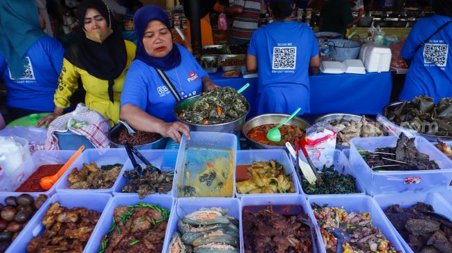 Warga saat membeli makan dan minuman untuk berbuka puasa di kawasan Bendungan Hilir, Jakarta Pusat, Kamis (23/3/2023). [Suara.com/Alfian Winanto]