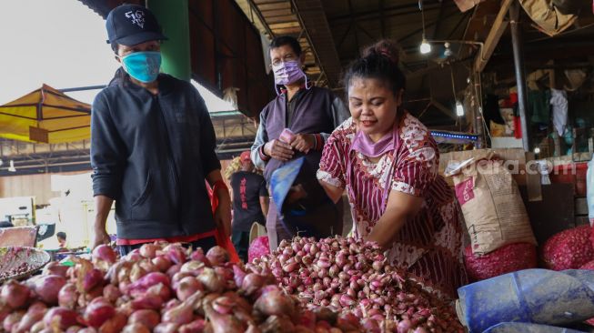 Suasana aktivitas perdagangan di Pasar Induk Kramat Jati, Jakarta Timur, Kamis (23/3/2023). [Suara.com/Alfian Winanto]