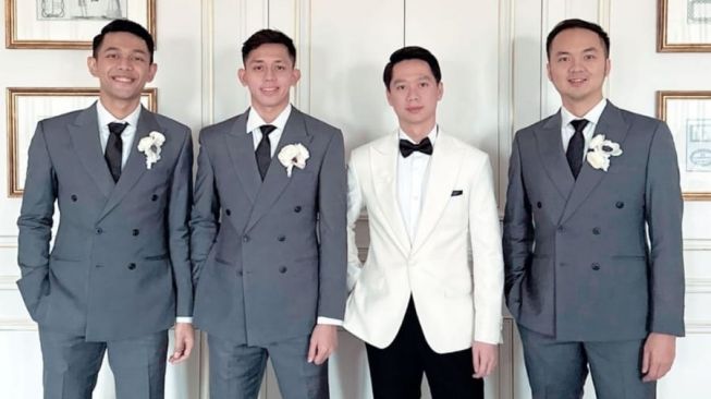 Pasangan ganda putra Fajar/Rian menghadiri pernikahan Kevin Sanjaya. (Instagram @rianardianto)