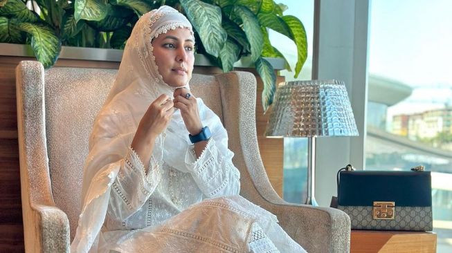 Hina Khan tampil mengenakan pakain muslimah. [Instagram]