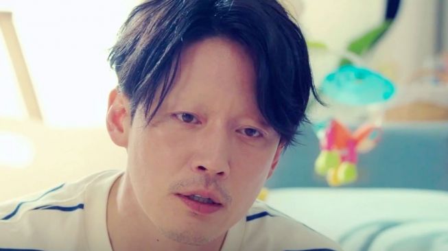 Perannya Jadi Suami Penyayang, Intip 5 Potret Jang Hyuk di Drama Family