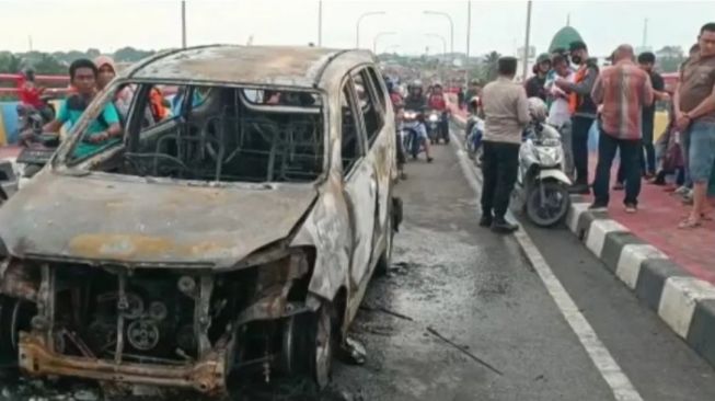 Detik-Detik Mobil Toyota Avanza Meledak Dan Terbakar di Jembatan Musi IV