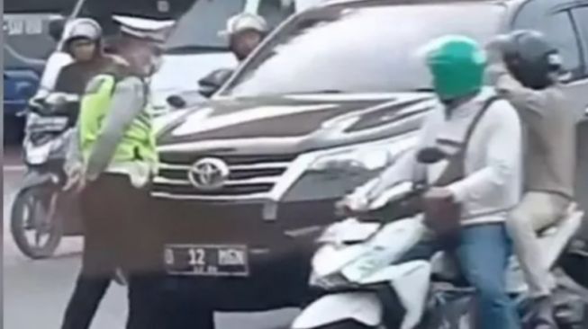 Sosok Aiptu Torus, Polisi Lalu Lintas yang Viral Diseruduk Fortuner di Rawa Buaya