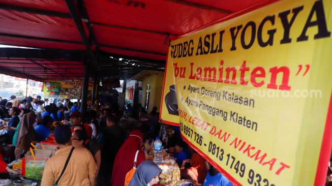 Warga saat membeli makan dan minuman untuk berbuka puasa di kawasan Bendungan Hilir, Jakarta Pusat, Kamis (23/3/2023). [Suara.com/Alfian Winanto]