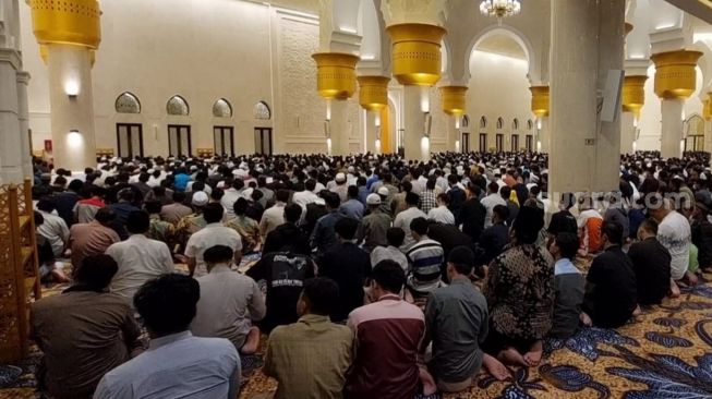 Ribuan Jamaah Salat Tarawih Perdana di Masjid Raya Sheikh Zayed Solo, Imam dari Masjid Agung Keraton Surakarta