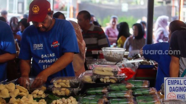 Warga saat membeli makan dan minuman untuk berbuka puasa di kawasan Bendungan Hilir, Jakarta Pusat, Kamis (23/3/2023). [Suara.com/Alfian Winanto]