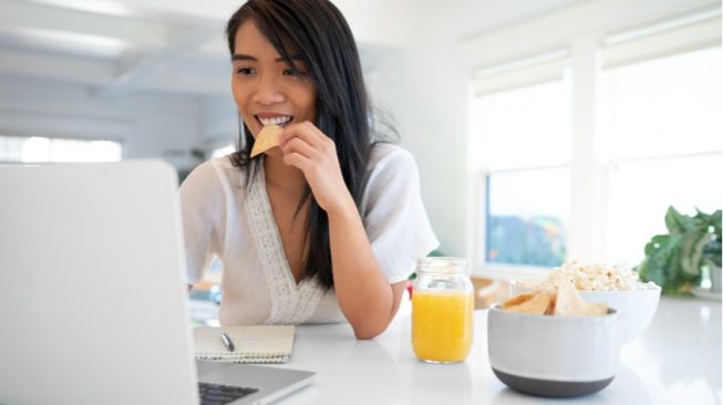 5 Tips Ngemil yang Sehat saat Kerja, Diet Tetap Lancar