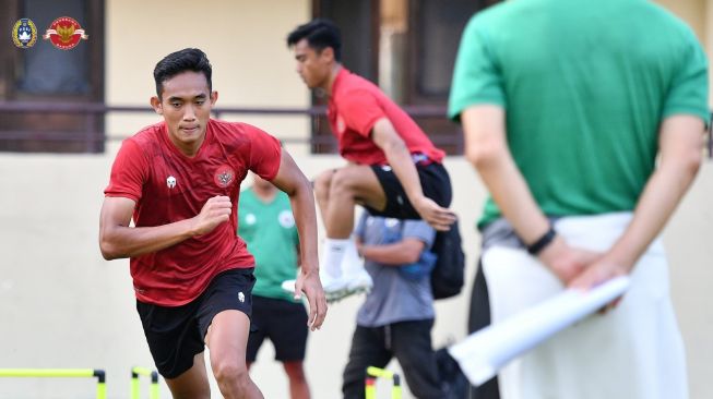 Bek Timnas Indonesia, Rizky Ridho saat berlatih di pemusatan latihan (TC) Stadion PTIK, Jakarta, jelang menghadapi Burundi pada laga FIFA Maret 2023. [PSSI]