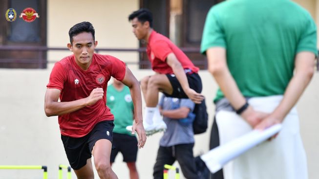 Bek Timnas Indonesia, Rizky Ridho saat berlatih dalam pemusatan latihan atau training camp (TC) di Stadion PTIK, Jakarta, jelang menghadapi Burundi dalam FIFA Matchday periode Maret 2023. [PSSI]