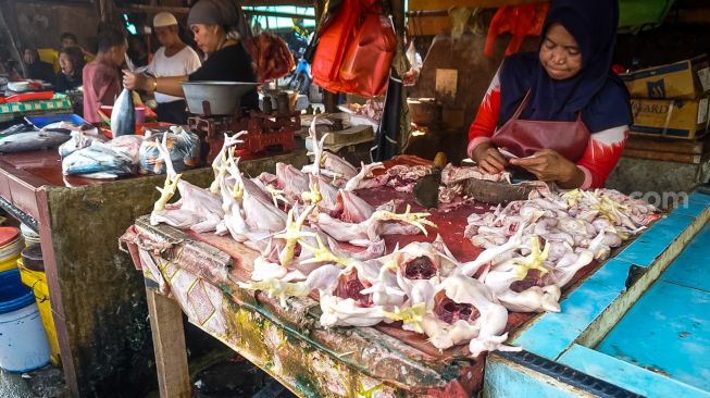 Suasana aktivitas perdagangan di Pasar Induk Kramat Jati, Jakarta Timur, Kamis (23/3/2023). [Suara.com/Alfian Winanto]