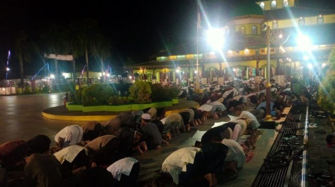 Tarawih Pertama, Jemaah Masjid Sabilal dan Masjid Jami Banjarmasin Tumpah 