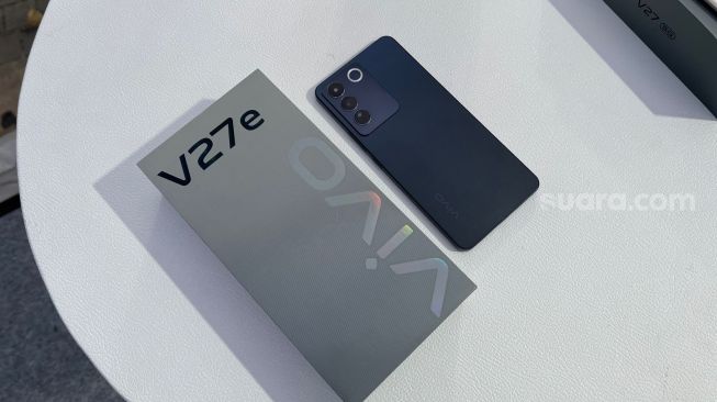 Vivo V27e dipastikan masuk ke Indonesia pada Senin (27/3/2023) besok. [Suara.com/Dicky Prastya]