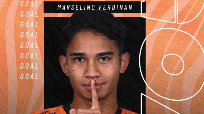 Wonderkid Timnas Indonesia, Marselino Ferdinan berhasil mencetak gol dan assist ketika membela KMSK Deinze menghadapi KV Oostende dalam laga uji coba pada Kamis (23/4/2023) malam WIB. [Twitter/@KMSKDeinze]