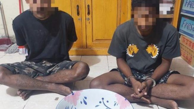 2 Pemuda Satroni Rumah di Biak, Gondol Laptop hingga Piring Mas Kawin