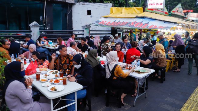 Pengunjung memilih menu berbuka puasa di Sentra kuliner Nasi Kapau di Jalan Kramat Raya, Senen, Jakarta Pusat, Jumat (24/3/2023). [Suara.com/Alfian Winanto]