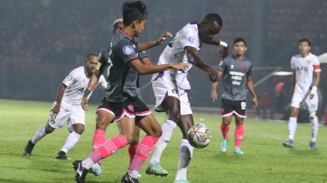 Pesepak bola Persik Kediri Flavio Antonio Da Silva (kanan) berebut bola dengan pesepak bola Persita Moh Afgan (kiri) pada pertandingan Liga 1 di Stadion Brawijaya, Kota Kediri, Jawa Timur, Jumat (24/3/2023). ANTARA FOTO/Prasetia Fauzani/aww.