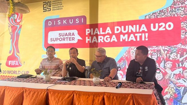 Akmal Marhali (kiri), Budiman Dalimunthe (kedua kiri), bung Ferry (kedua kanan) saat diskusi Suporter Timnas Indonesia bertajuk Suara Suporter: Piala Dunia U-20 Harga Mati! (Dok. PSSI).
