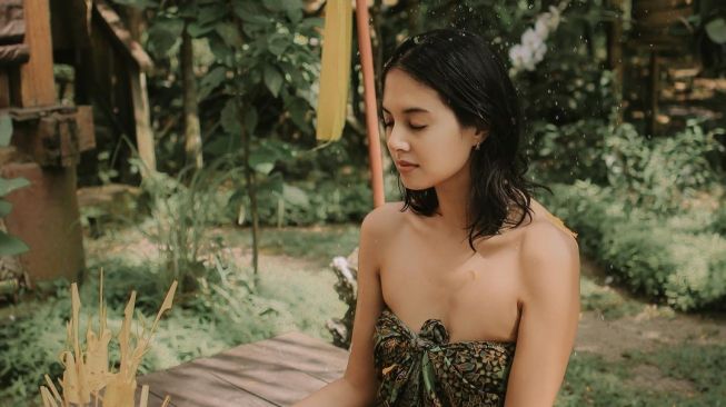 Momen Aurelie Moeremans Lakukan Ritual Melukat (Instagram/@aurelie)