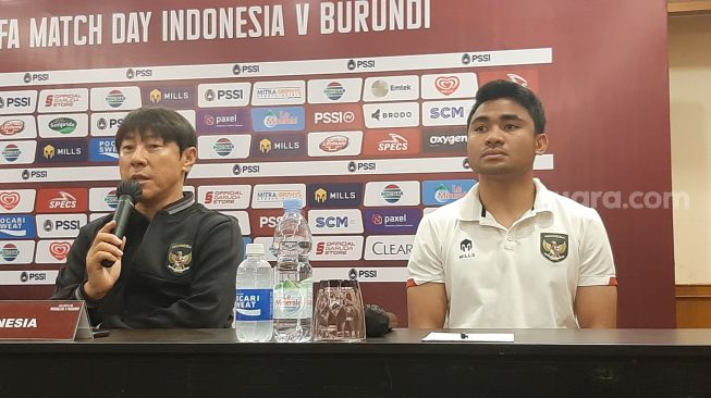 Pelatih Timnas Indonesia Shin Tae-yong (kiri) dan Asnawi Mangkualam (kanan) dalam konferensi pers sehari menjelang melawan Burundi (Suara.com/Adie Prasetyo Nugraha)