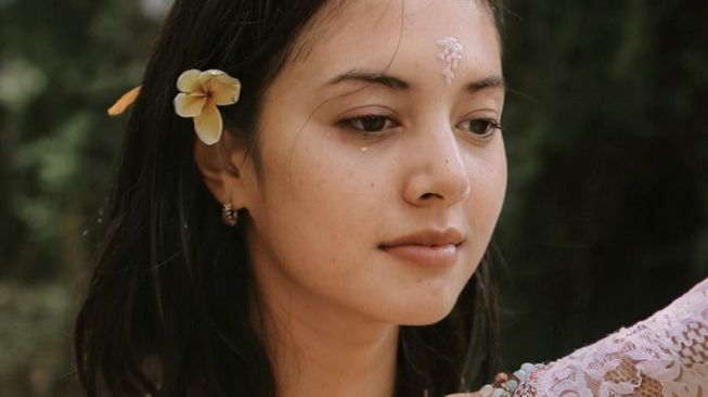 Pastikan Tidak Pindah Agama, Intip 5 Momen Aurelie Moeremans Lakukan Ritual Melukat di Bali