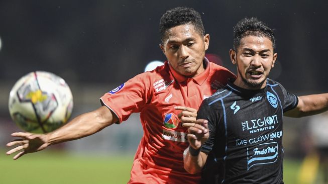 Pesepak bola Arema FC Gian Zola (kanan) berebut bola dengan pesepak bola Borneo FC Muhammad Fajar Fathur Rahman (kiri) dalam lanjutan Liga 1 di Stadion PTIK, Jakarta, Jumat (24/3/2023). Pertandingan berakhir dengan skor imbang 0-0. ANTARA FOTO/M Risyal Hidayat/aww.