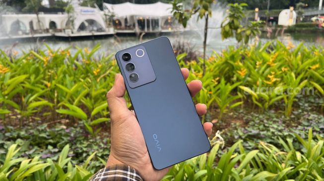 Vivo V27e dipastikan masuk ke Indonesia pada Senin (27/3/2023) besok. [Suara.com/Dicky Prastya]