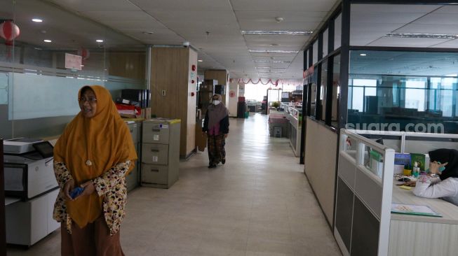 Pegawai Badan Kepegawaian Daerah (BKD) DKI Jakarta menyelesaikan pekerjaannya di kantor Balai kota Jakarta, Jumat (24/3/2023). [Suara.com/Alfian Winanto]