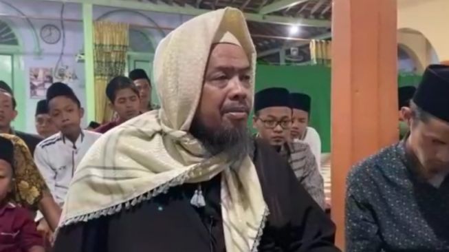 Unik, Warga Blitar Ikuti Shalat Tarawih Cepat di Pesantren Mambaul Hikam