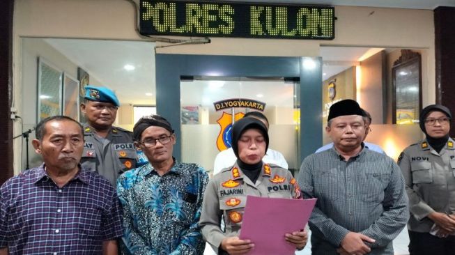 Kapolres Kulon Progo AKBP Muharomah Fajarini memberikan keterangan terkait penutupan Patung Bunda Maria di Degolan, Bumirejo. (ANTARA/Sutarmi)