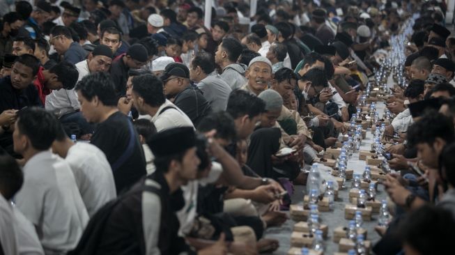 Masjid Raya Sheikh Zayed Solo Bagikan 6.000 Porsi Makanan Tiap Hari untuk Buka Puasa