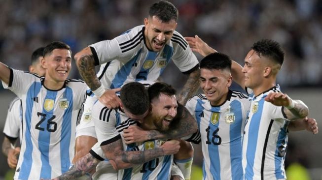 Para pemain Argentina merayakan gol Lionel Messi (tengah) dalam pertandingan persahabatan melawan Panama di Stadion El Monumental, Buenos Aires pada 23 Maret 2023. ANTARA/AFP/JUAN MABROMATA