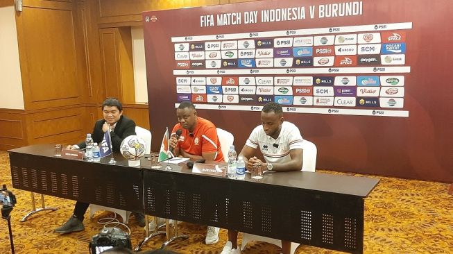 Pelatih Burundi Etienne Ndayiragije (tengah) saat konferensi pers sehari menjelang menghadapi Timnas Indonesia (Suara.com/Adie Prasetyo Nugraha).