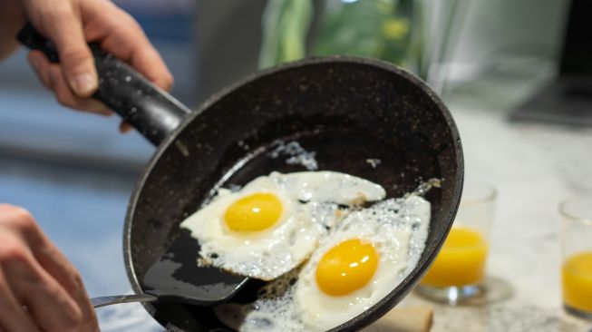 Ilustrasi menggoreng telur ceplok (Pexels/Mikhail Nilov)