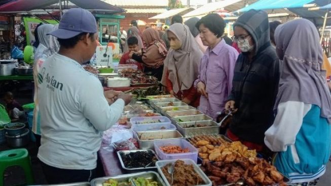Asiknya Berburu Takjil di Pasar Perumnas Kota Cirebon