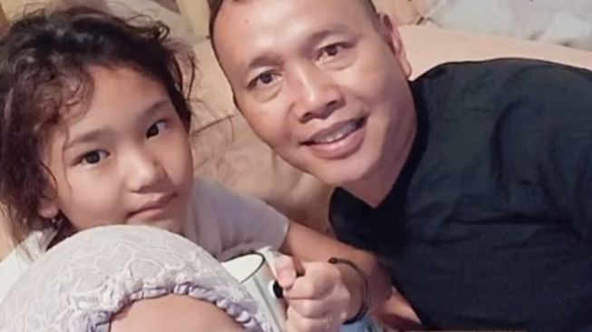Momen Sahur Pertama Keluarga Ayu Ting Ting (Instagram/@mom_ayting92_) 
