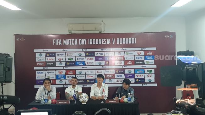Pelatih Timnas Indonesia Shin Tae-yong dan Stefano Lilipaly saat konferensi pers usai laga melawan Burundi (Suara.com/Adie Prasetyo Nugraha).