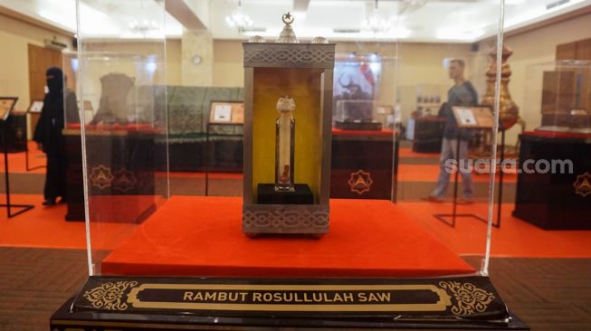 Pengunjung melihat pameran artefak peninggalan Nabi Muhammad SAW di Masjid Agung At-Tin, Jakarta Timur, Sabtu (25/3/2023). [Suara.com/Alfian Winanto]