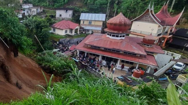 2 Warga Agam Diterjang Material Longsor Saat di WC Masjid, Seorang Meninggal Dunia