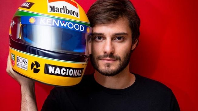 Hugo Bonemer berperan sebagai juara dunia F1 tiga kali, Ayrton Senna da Silva  dalam teater musikal "Ayrton Senna, The Musical" [ayrton-senna.net].