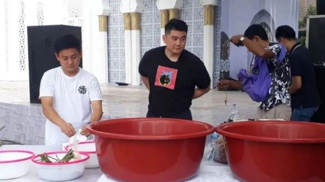 Chef Arnold Poernomo dan Tretan Muslim Bikin Heboh Plaza Balai Kota Solo: Demo Masak hingga Bagikan 1.000 Makanan Gratis
