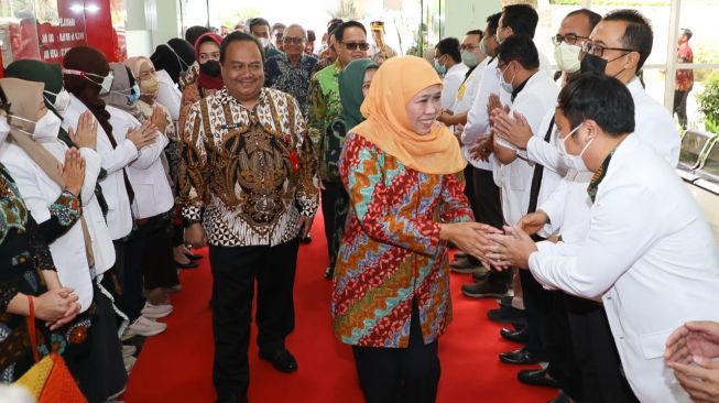 Gubernur Jatim, Khofifah Indar Parawansa, meresmikan Gedung Graha Amarilis dan Gedung Instalasi Gizi RSUD Karsa Husada Batu, Jatim, Sabtu (25/3/2023). (Dok: Pemprov Jatim)