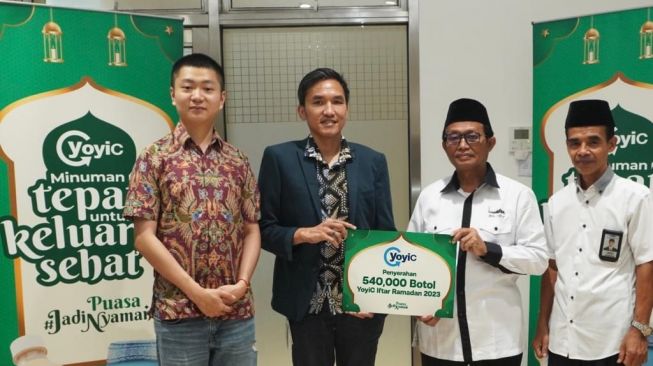 Bagi-bagi Susu Fermentasi Gratis untuk Menjaga Kesehatan Pencernaan Selama Puasa Ramadan