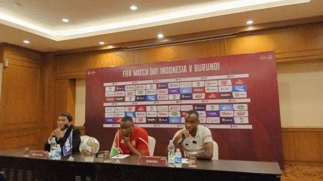 Pemain timnas Burundi Saido Berahino (paling kanan) menjawab pertanyaan para pewarta pada konferensi pers sebelum pertandingan FIFA match day melawan Indonesia, yang berlangsung di Hotel Sultan, Jakarta, Jumat (24/3/2023). (ANTARA/RAUF ADIPATI)